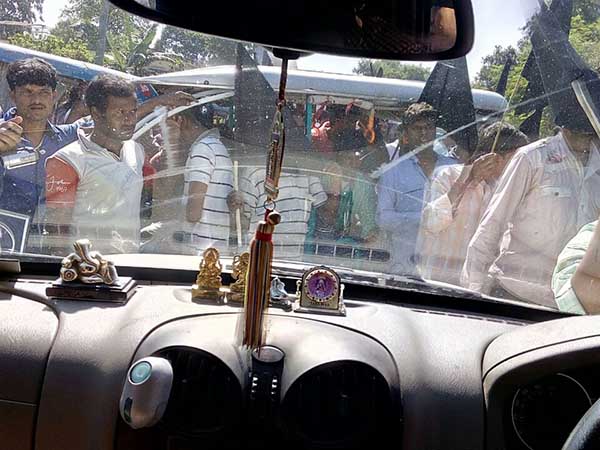 ফেসবুকাণ্ডে প্রতিবাদ সভা নিয়ে উত্তপ্ত বালুরঘাট, অম্বিকেশ-বিকাশদের কালো পতাকা ফেসবুকাণ্ডে প্রতিবাদ সভা নিয়ে উত্তপ্ত বালুরঘাট, অম্বিকেশ-বিকাশদের কালো পতাকা