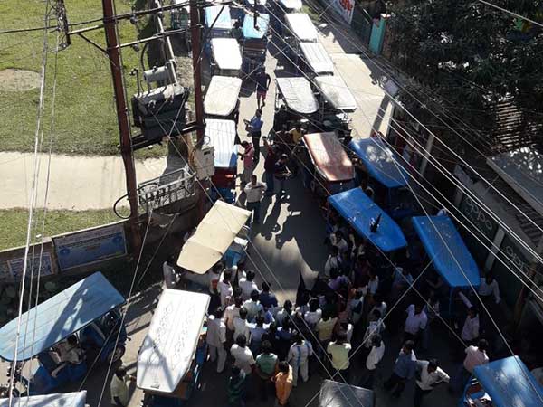 ফেসবুকাণ্ডে প্রতিবাদ সভা নিয়ে উত্তপ্ত বালুরঘাট, অম্বিকেশ-বিকাশদের কালো পতাকা ফেসবুকাণ্ডে প্রতিবাদ সভা নিয়ে উত্তপ্ত বালুরঘাট, অম্বিকেশ-বিকাশদের কালো পতাকা