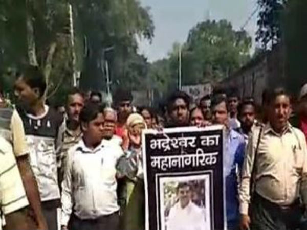 ভদ্রেশ্বরে পুরপ্রধানের খুনিদের গ্রেফতারের দাবি, জিটি রোডে অবরোধের জেরে যানজট ভদ্রেশ্বরে পুরপ্রধানের খুনিদের গ্রেফতারের দাবি, জিটি রোডে অবরোধের জেরে যানজট