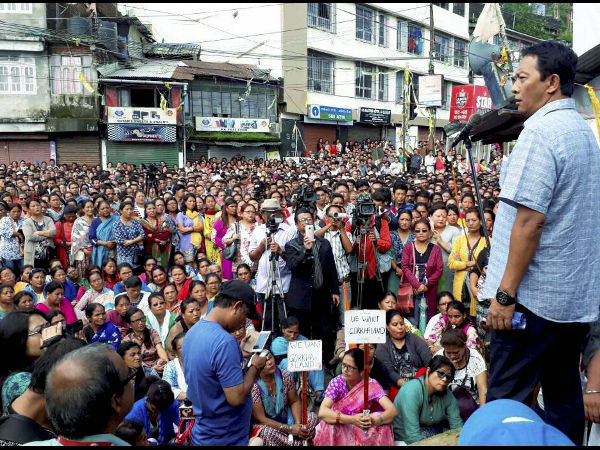 ‘তুরুপের তাস’ নিয়ে পাহাড় বৈঠকে স্বমহিমায় মমতা, গুরুংয়ের আসনে তাহলে কে ‘তুরুপের তাস’ নিয়ে পাহাড় বৈঠকে স্বমহিমায় মমতা, গুরুংয়ের আসনে তাহলে কে