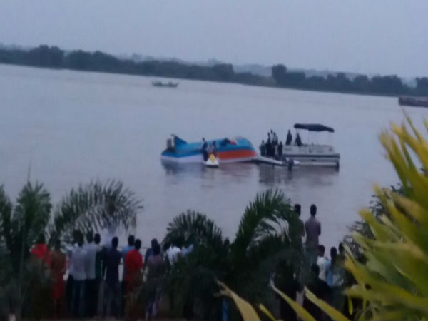 অন্ধ্রপ্রদেশে কৃষ্ণায় নৌকাডুবিতে মৃত ১৬, এখনও নিখোঁজ বেশ কয়েকজন অন্ধ্রপ্রদেশে কৃষ্ণায় নৌকাডুবিতে মৃত ১৬, এখনও নিখোঁজ বেশ কয়েকজন