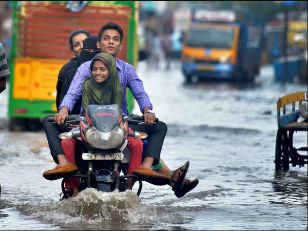 প্রবল দুর্যোগে জলভাসি চেন্নাই, জলবন্দি বহু এলাকা প্রবল দুর্যোগে জলভাসি চেন্নাই, জলবন্দি বহু এলাকা