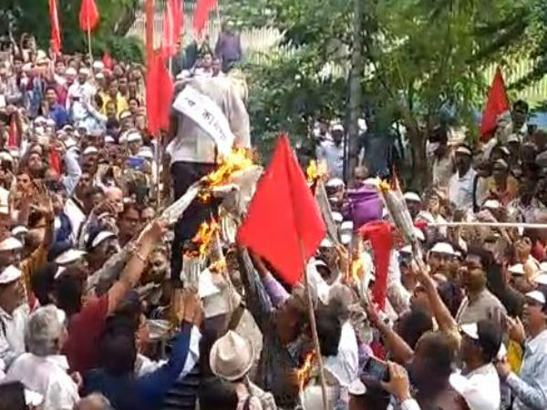 পে কমিশনের মেয়াদ বৃদ্ধির প্রতিবাদ, পুলিশ-আন্দোলনকারী ধস্তাধস্তি সল্টলেকে পে কমিশনের মেয়াদ বৃদ্ধির প্রতিবাদ, পুলিশ-আন্দোলনকারী ধস্তাধস্তি সল্টলেকে