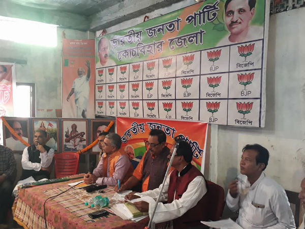 দিলীপের গাড়ি আটকাল তৃণমূল, রণে ভঙ্গ দিয়ে কার দিকে আঙুল তুললেন তিনি দিলীপের গাড়ি আটকাল তৃণমূল, রণে ভঙ্গ দিয়ে কার দিকে আঙুল তুললেন তিনি