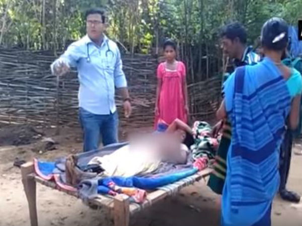 রোগী কাঁধে ৮ কিমি হাঁটলেন চিকিৎসক, ওড়িশার মালকানগিরির ভিডিও হল ভাইরাল রোগী কাঁধে ৮ কিমি হাঁটলেন চিকিৎসক, ওড়িশার মালকানগিরির ভিডিও হল ভাইরাল