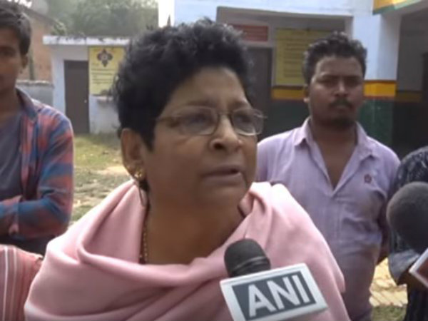 স্কুলে ফেসিয়াল করাচ্ছেন প্রিন্সিপাল, ভাইরাল হল ভিডিও স্কুলে ফেসিয়াল করাচ্ছেন প্রিন্সিপাল, ভাইরাল হল ভিডিও