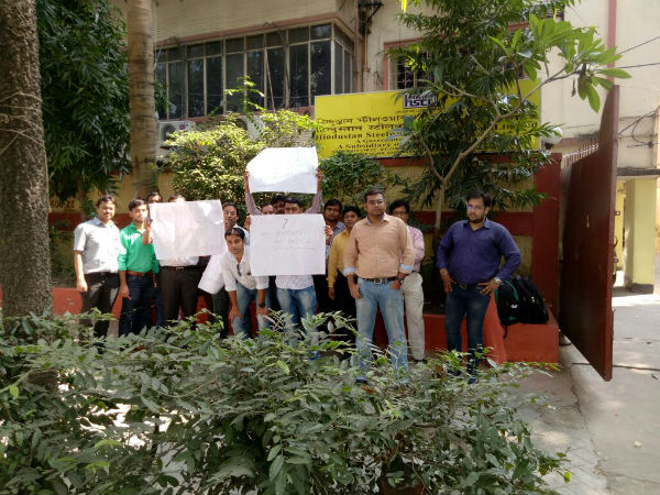 মার্চের মধ্যেই চলে যাবে চাকরি! 'অসহযোগ আন্দোলনে' এইচএসসিএল-এর ৭ হাজার চুক্তিভিত্তিক কর্মী মার্চের মধ্যেই চলে যাবে চাকরি! 'অসহযোগ আন্দোলনে' এইচএসসিএল-এর ৭ হাজার চুক্তিভিত্তিক কর্মী