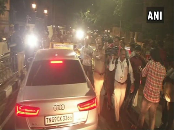 চেন্নাই-য়ে জয়ললিতার বাড়িতে অভিযান আয়কর দফতরের চেন্নাই-য়ে জয়ললিতার বাড়িতে অভিযান আয়কর দফতরের