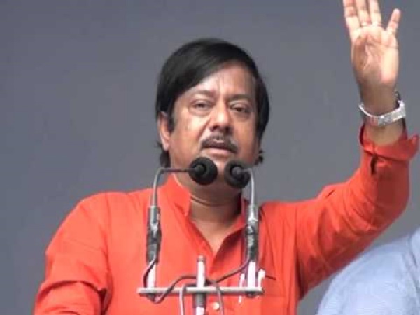 বাবা-ছেলের লুকোচুরি ধরা পড়ে গিয়েছে! মুকুল-শুভ্রাংশুকে নিয়ে বেসুরো তৃণমূলেরই মন্ত্রী বাবা-ছেলের লুকোচুরি ধরা পড়ে গিয়েছে! মুকুল-শুভ্রাংশুকে নিয়ে বেসুরো তৃণমূলেরই মন্ত্রী