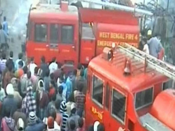 ট্যাংরায় জুতোর কারখানায় বিধ্বংসী আগুন ট্যাংরায় জুতোর কারখানায় বিধ্বংসী আগুন