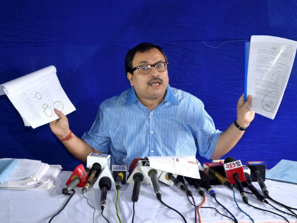মুকুলকে ‘শিখণ্ডী’ করে তৃণমূলের পর্দা ফাঁস করলেন কুণাল! প্রকাশ্যে কালো টাকা বিতর্ক মুকুলকে ‘শিখণ্ডী’ করে তৃণমূলের পর্দা ফাঁস করলেন কুণাল! প্রকাশ্যে কালো টাকা বিতর্ক