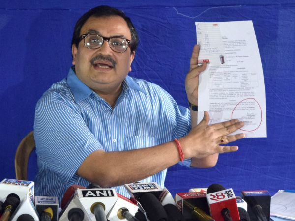 কুণালের পঞ্চ-বাণের নিশানায় মুকুল রায় কুণালের পঞ্চ-বাণের নিশানায় মুকুল রায়