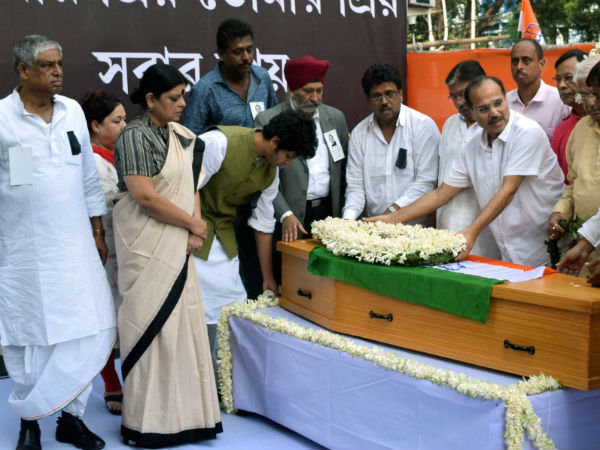 প্রয়াত প্রিয়রঞ্জন মিলিয়ে দিলেন ডান-বামপন্থীদের, পথ চেয়ে শ্রদ্ধাবনত রায়গঞ্জ প্রয়াত প্রিয়রঞ্জন মিলিয়ে দিলেন ডান-বামপন্থীদের, পথ চেয়ে শ্রদ্ধাবনত রায়গঞ্জ