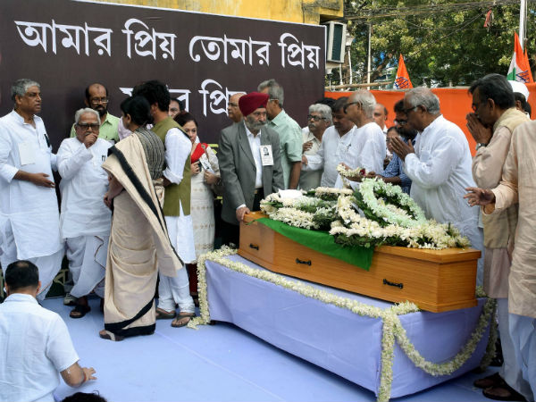 প্রয়াত প্রিয়রঞ্জন মিলিয়ে দিলেন ডান-বামপন্থীদের, পথ চেয়ে শ্রদ্ধাবনত রায়গঞ্জ প্রয়াত প্রিয়রঞ্জন মিলিয়ে দিলেন ডান-বামপন্থীদের, পথ চেয়ে শ্রদ্ধাবনত রায়গঞ্জ