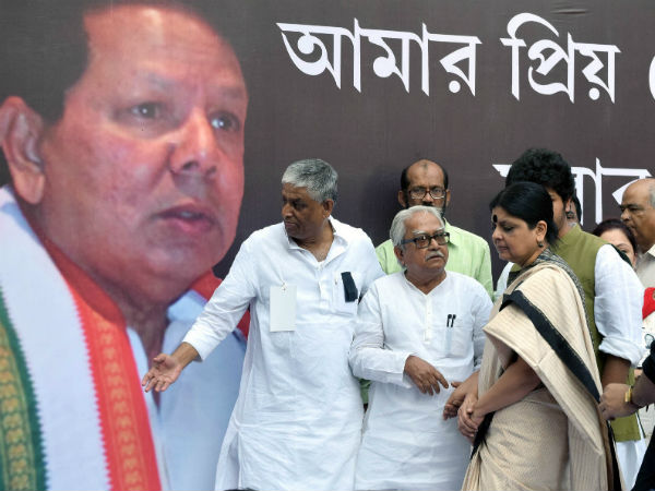 প্রয়াত প্রিয়রঞ্জন মিলিয়ে দিলেন ডান-বামপন্থীদের, পথ চেয়ে শ্রদ্ধাবনত রায়গঞ্জ প্রয়াত প্রিয়রঞ্জন মিলিয়ে দিলেন ডান-বামপন্থীদের, পথ চেয়ে শ্রদ্ধাবনত রায়গঞ্জ