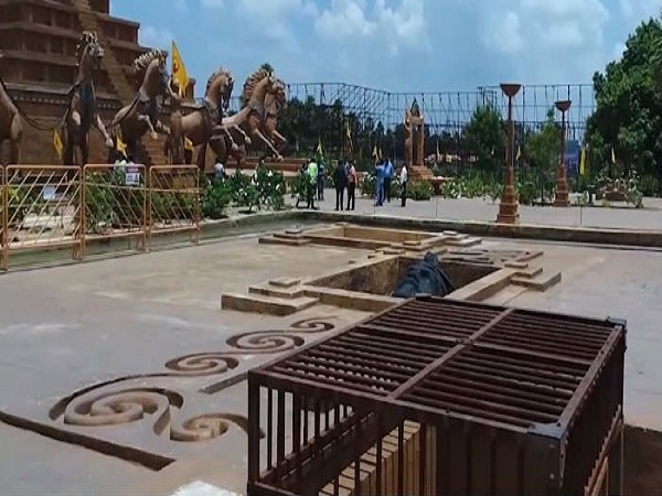 ছবির মত সাজানো মাহিষ্মতী সাম্রাজ্য, এবার ঘুরে দেখতে পারেন আপনিও ছবির মত সাজানো মাহিষ্মতী সাম্রাজ্য, এবার ঘুরে দেখতে পারেন আপনিও