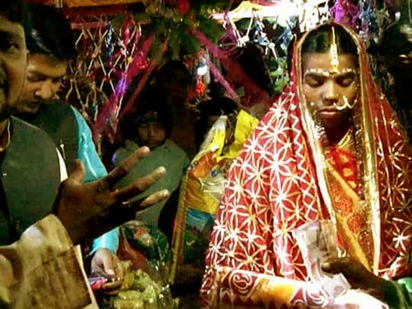 সম্প্রীতির নয়া নজির মালদহের এই গ্রামের, হিন্দু কনের বিয়ে দিল মুসলিমরা সম্প্রীতির নয়া নজির মালদহের এই গ্রামের, হিন্দু কনের বিয়ে দিল মুসলিমরা