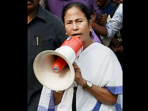 নোট বাতিলের বর্ষপূর্তিতে অভিনব প্রতিবাদে সোচ্চার মমতা নোট বাতিলের বর্ষপূর্তিতে অভিনব প্রতিবাদে সোচ্চার মমতা