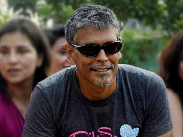 অষ্টাদশী প্রেমিকার সঙ্গে মিলিন্দ সোমনের ছবি, ঈর্ষায় জ্বলে উঠে প্রেমিককূল যা করল অষ্টাদশী প্রেমিকার সঙ্গে মিলিন্দ সোমনের ছবি, ঈর্ষায় জ্বলে উঠে প্রেমিককূল যা করল