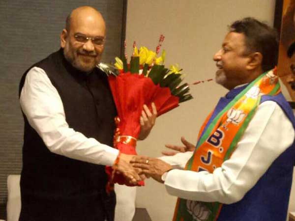 জেটলিদের আশীর্বাদ নিয়ে বিজেপি নেতা মুকুল ফিরলেন বাংলায় জেটলিদের আশীর্বাদ নিয়ে বিজেপি নেতা মুকুল ফিরলেন বাংলায়