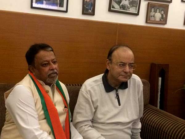 জেটলিদের আশীর্বাদ নিয়ে বিজেপি নেতা মুকুল ফিরলেন বাংলায় জেটলিদের আশীর্বাদ নিয়ে বিজেপি নেতা মুকুল ফিরলেন বাংলায়