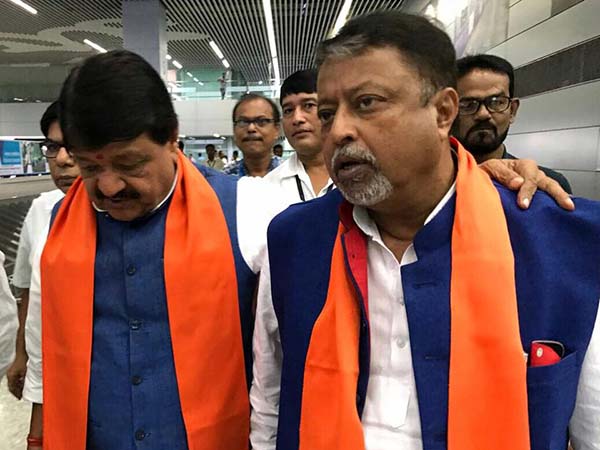 কাঁচরাপাড়ায় রেল অবরোধে ‘চক্রান্তে’র গন্ধ! মমতাকে কী ভাষায় বিঁধলেন মুকুল কাঁচরাপাড়ায় রেল অবরোধে ‘চক্রান্তে’র গন্ধ! মমতাকে কী ভাষায় বিঁধলেন মুকুল