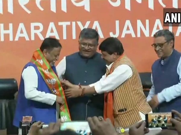 ছেঁড়া উত্তরীয় পরিয়ে বরণ ছেঁড়া উত্তরীয় পরিয়ে বরণ
