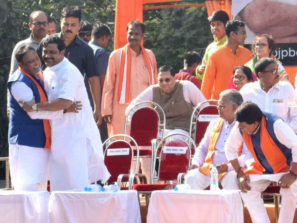 মুকুল-রাহুল সম্পর্কে নয়া মোড়, ধর্মতলায় মঞ্চ থেকে কী বার্তা দিলেন বিজেপির প্রাক্তন সভাপতি মুকুল-রাহুল সম্পর্কে নয়া মোড়, ধর্মতলায় মঞ্চ থেকে কী বার্তা দিলেন বিজেপির প্রাক্তন সভাপতি