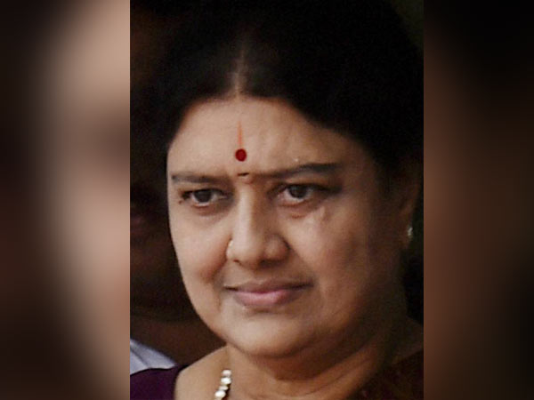 চেন্নাইয়ে আয়কর হানায় বাজেয়াপ্ত ১৪৩০ কোটি টাকার গোপন সম্পদ, জেলবন্দি শশীকলা জেরার মুখে চেন্নাইয়ে আয়কর হানায় বাজেয়াপ্ত ১৪৩০ কোটি টাকার গোপন সম্পদ, জেলবন্দি শশীকলা জেরার মুখে