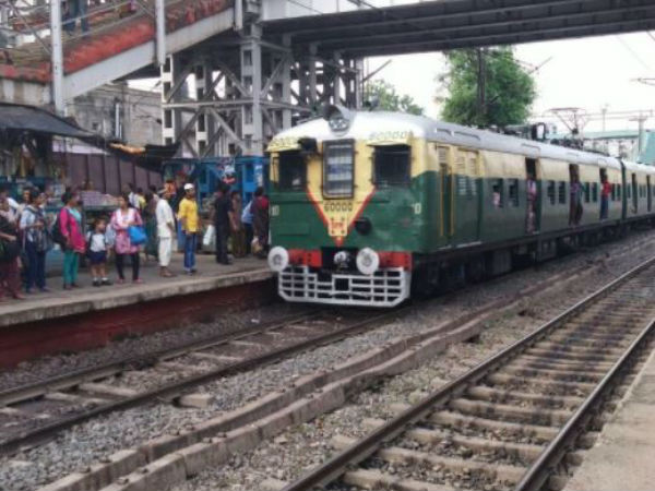 সিগন্যালিং-এর সমস্যা, শিয়ালদহ দক্ষিণ শাখায় বিপর্যস্ত ট্রেন চলাচল সিগন্যালিং-এর সমস্যা, শিয়ালদহ দক্ষিণ শাখায় বিপর্যস্ত ট্রেন চলাচল