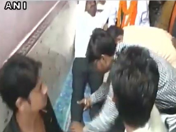 প্রচারে বেরিয়ে পরিশ্রান্ত, যোগীর ক্যাবিনেট মন্ত্রীর পা-ম্যাসাজ করছেন দলীয় কর্মী-সমর্থকরা, ভিডিও হল প্রচারে বেরিয়ে পরিশ্রান্ত, যোগীর ক্যাবিনেট মন্ত্রীর পা-ম্যাসাজ করছেন দলীয় কর্মী-সমর্থকরা, ভিডিও হল