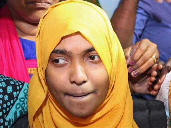 বাবা-মার বিরুদ্ধে হয়রানির অভিযোগ, স্বামীর সঙ্গে কথা হাদিয়া বাবা-মার বিরুদ্ধে হয়রানির অভিযোগ, স্বামীর সঙ্গে কথা হাদিয়া