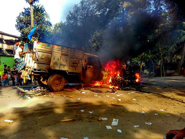 বছর শেষে ফের উত্তপ্ত ভাঙড়, পাওয়ার গ্রিড আন্দোলনকে ঘিরে ব্যাপক বোমাবাজি, গুলি বছর শেষে ফের উত্তপ্ত ভাঙড়, পাওয়ার গ্রিড আন্দোলনকে ঘিরে ব্যাপক বোমাবাজি, গুলি