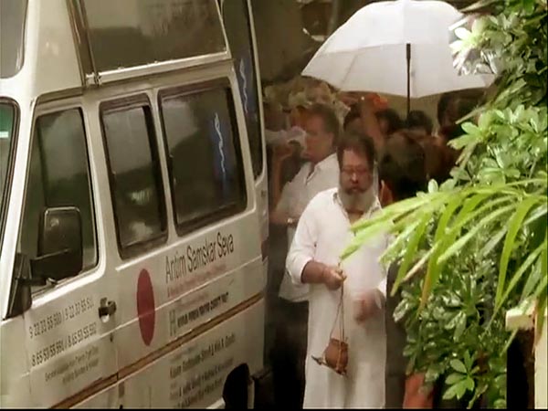 শবদেহ নিয়ে যাওয়ার মুহুর্ত