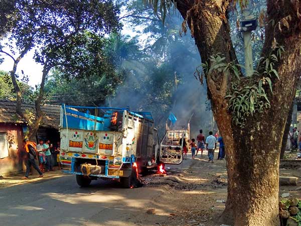 বছর শেষে ফের উত্তপ্ত ভাঙড়, পাওয়ার গ্রিড আন্দোলনকে ঘিরে ব্যাপক বোমাবাজি, গুলি বছর শেষে ফের উত্তপ্ত ভাঙড়, পাওয়ার গ্রিড আন্দোলনকে ঘিরে ব্যাপক বোমাবাজি, গুলি