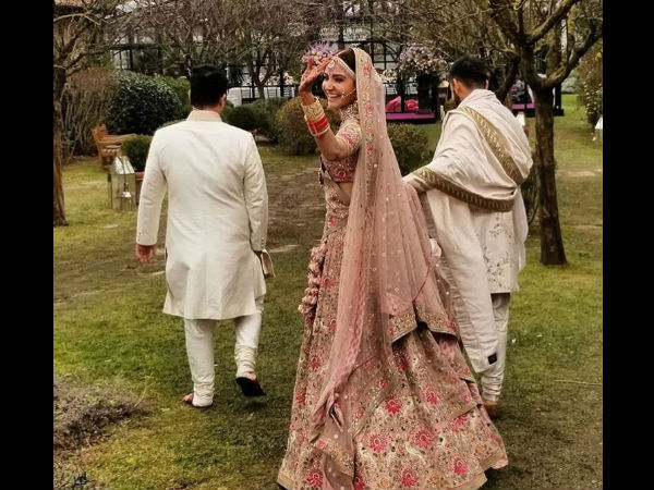 হাত টেনে দৌড়