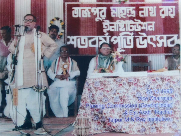 স্কুলের স্মৃতিতে ডুব প্রাক্তন রাষ্ট্রপতির