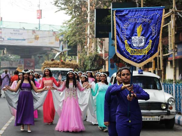 ক্রিসমাসের উৎসবে রঙীন পার্ক স্ট্রিট