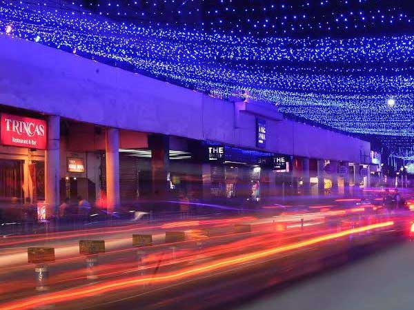 আলোয় মালায় সেজে থাকা পার্ক স্ট্রিট