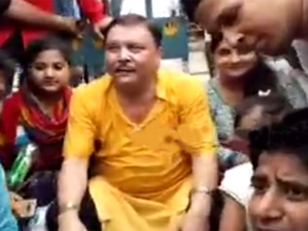 মদন রাস্তায়, সেলফি তুললেন কর্মীরা