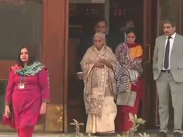 কুলভূষণের মা ও স্ত্রীকে এমনই ভাবে হেনস্থা পাকিস্তানের মিডিয়ার কুলভূষণের মা ও স্ত্রীকে এমনই ভাবে হেনস্থা পাকিস্তানের মিডিয়ার