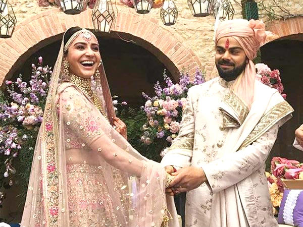 বিয়ের টুইটটি একেবারে খাঁটি সোনা ! বিরুষ্কার রূপকথার বিয়ে জিতে নিল নতুন তাজ বিয়ের টুইটটি একেবারে খাঁটি সোনা ! বিরুষ্কার রূপকথার বিয়ে জিতে নিল নতুন তাজ
