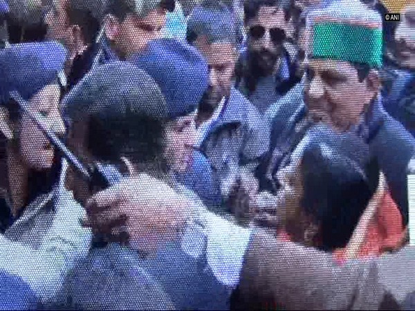 মহিলা পুলিশকে চড় মেরে পাল্টা থাপ্পড় খেলেন কংগ্রেস বিধায়ক মহিলা পুলিশকে চড় মেরে পাল্টা থাপ্পড় খেলেন কংগ্রেস বিধায়ক