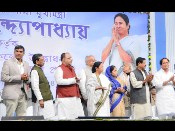 এক কোটি বেকার যুবক-যুবতীর পাশে রাজ্য! পঞ্চায়েতের আগে কী প্রতিশ্রুতি মমতার এক কোটি বেকার যুবক-যুবতীর পাশে রাজ্য! পঞ্চায়েতের আগে কী প্রতিশ্রুতি মমতার