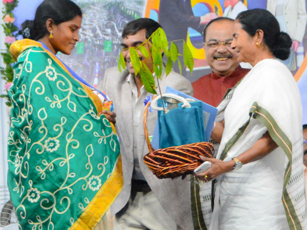 এবার গরিবদের ভাতা দেবে মমতার সরকার, মোদীকে ‘টেক্কা’ দিয়ে ঘোষণা এবার গরিবদের ভাতা দেবে মমতার সরকার, মোদীকে ‘টেক্কা’ দিয়ে ঘোষণা