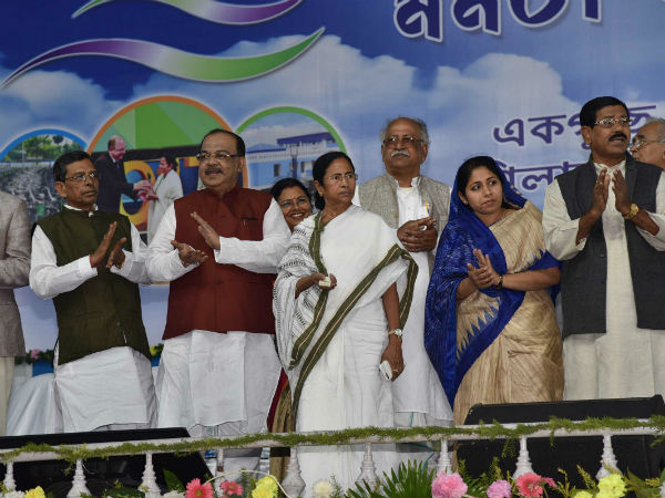 এক কোটি বেকার যুবক-যুবতীর পাশে রাজ্য! পঞ্চায়েতের আগে কী প্রতিশ্রুতি মমতার এক কোটি বেকার যুবক-যুবতীর পাশে রাজ্য! পঞ্চায়েতের আগে কী প্রতিশ্রুতি মমতার