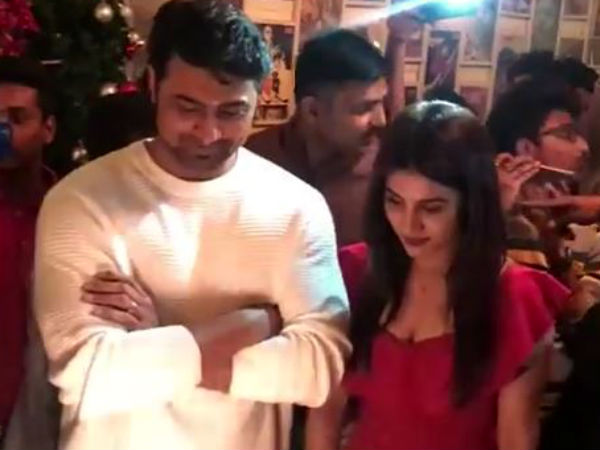 রুক্মিনির সঙ্গে কেক কেটে জন্মদিন পালন দেবের, ভক্তদের জন্য 'রিটার্ন গিফ্ট', দেখুন ভি়ডিও রুক্মিনির সঙ্গে কেক কেটে জন্মদিন পালন দেবের, ভক্তদের জন্য 'রিটার্ন গিফ্ট', দেখুন ভি়ডিও
