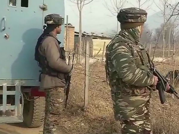 পুলওয়ামায় সিআরপিএফের ক্যাম্পে জঙ্গি হামলা, মৃত ২ জওয়ান, আহত ৩ পুলওয়ামায় সিআরপিএফের ক্যাম্পে জঙ্গি হামলা, মৃত ২ জওয়ান, আহত ৩