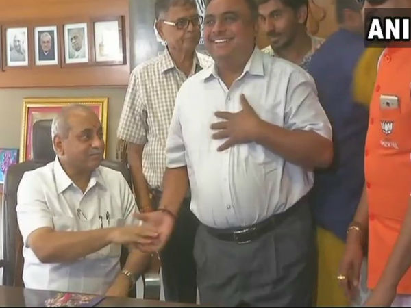গুজরাত 'সংকট'-এ সামাল দিলেন অমিত শাহ গুজরাত 'সংকট'-এ সামাল দিলেন অমিত শাহ