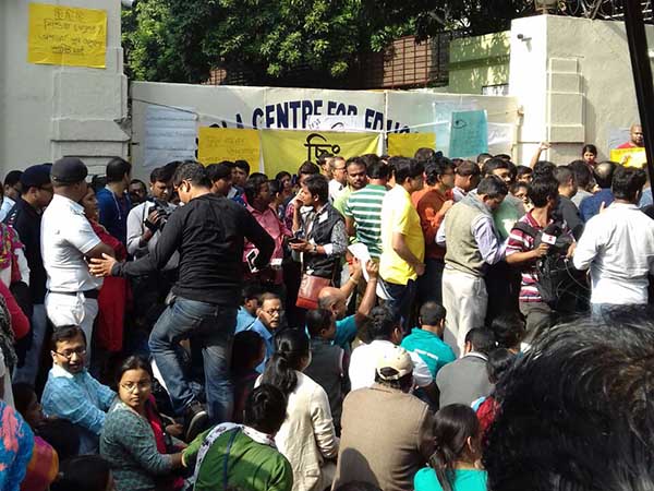 প্রিন্সিপালের অপসারণ দাবিতে অনড় ফোরাম, বৈঠকে কী রফাসূত্র দিল স্কুল প্রিন্সিপালের অপসারণ দাবিতে অনড় ফোরাম, বৈঠকে কী রফাসূত্র দিল স্কুল